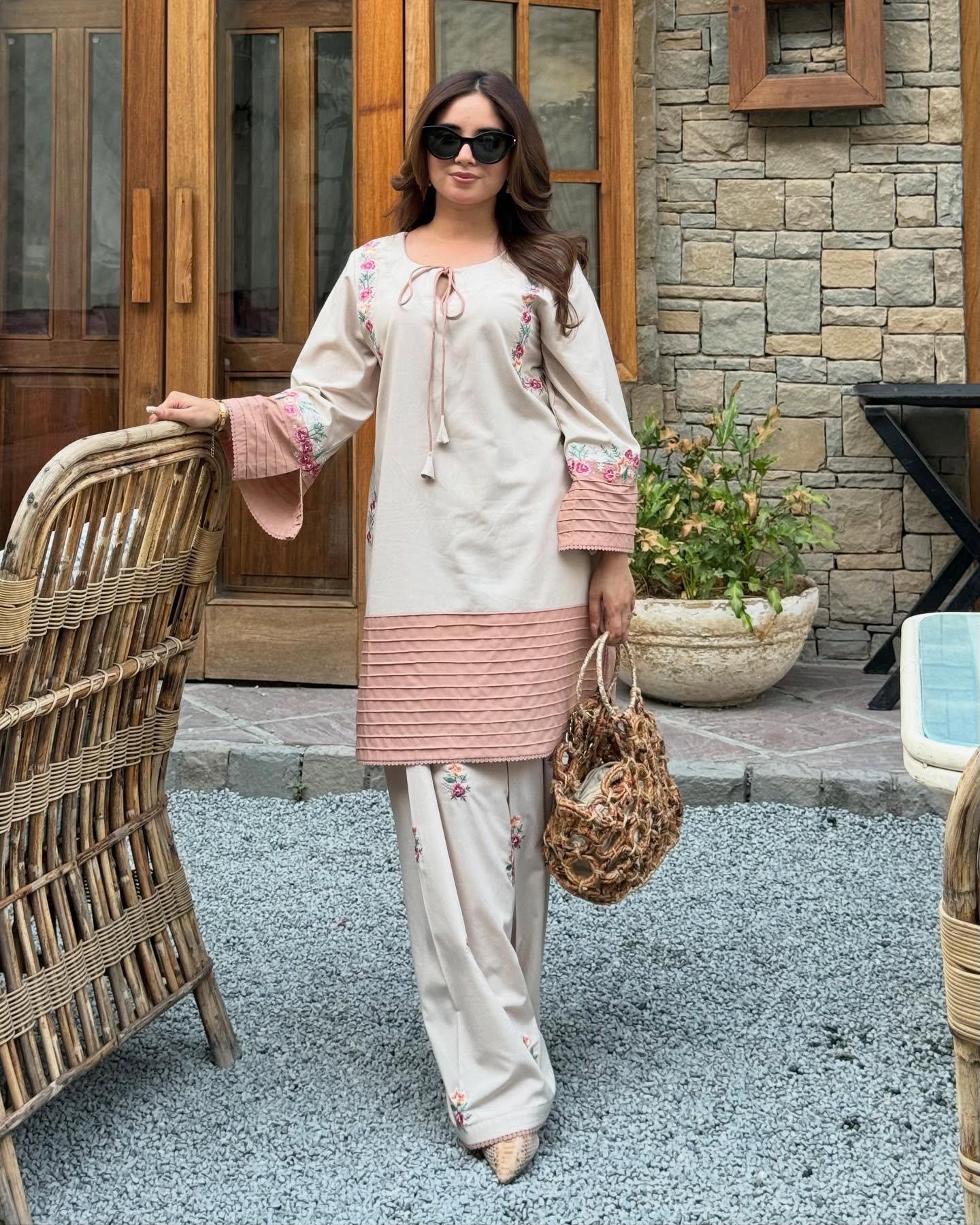 VAARI  LAWN 2PC ( FARSHI SHALWAR )